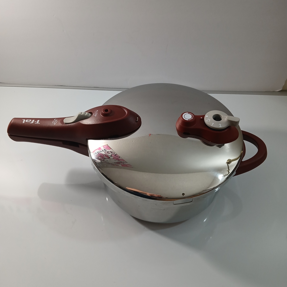 Silver and Red Pressure Cooker 4L - Picture 4 of 15